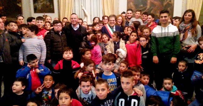 Bianco guida i bambini |alla scoperta del Comune