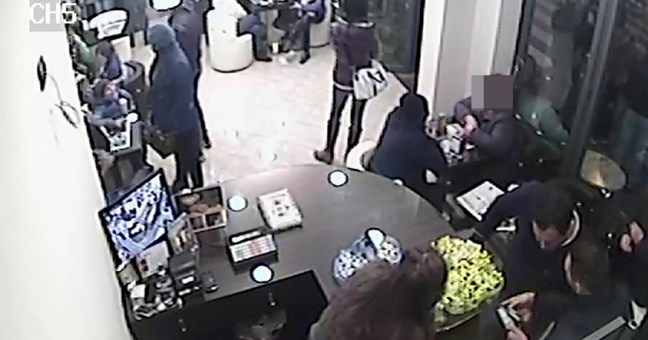 Aggressione a barista acese |Tre poliziotti alla sbarra