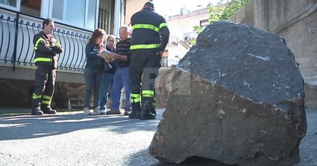 Paura in un palazzo di Aci Catena |Due massi si staccano dal costone