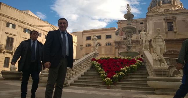 La fontana di piazza Pretoria| si rifà il look per il Natale