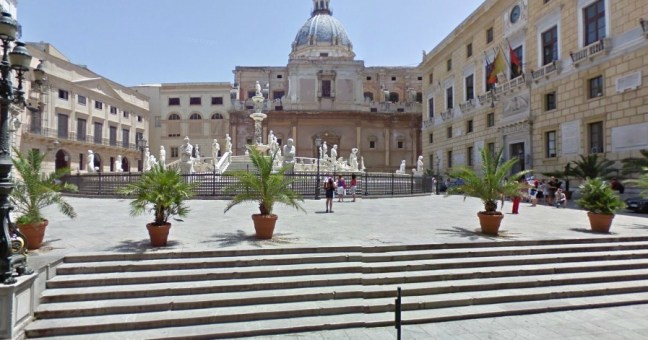 Non ha un posto di lavoro | Sale sulla fontana al Comune