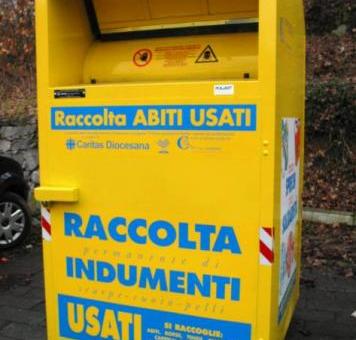 Tentano di rubare gli abiti usati| dal cassonetto giallo: due arresti