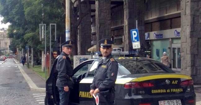 Finanza, sequestrati 1.300 articoli |Denunciati tre responsabili