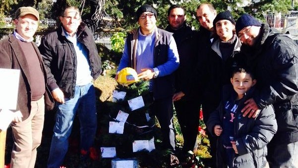 Politeama, un albero di Natale | con le lettere di edili disoccupati