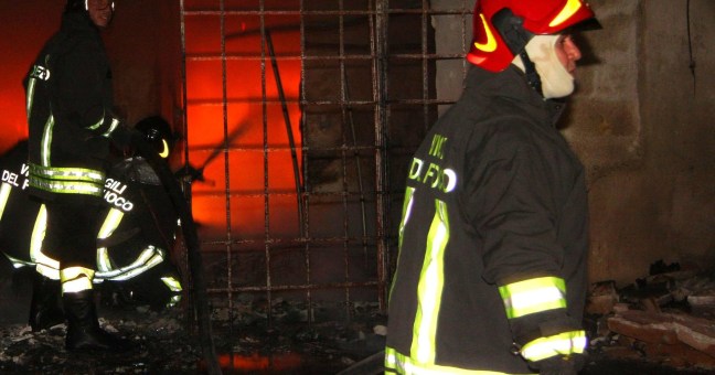 Palazzina in fiamme |Una donna morta