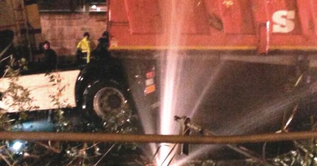 Camion dentro un canalone |Zona industriale, tragedia sfiorata