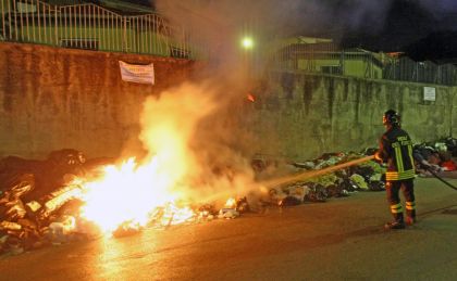 Rifiuti, roghi di cassonetti | a Palermo e in provincia