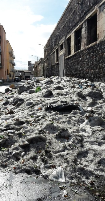 Ghiaccio “scaricato” in strada |Denuncia di Pellegrino e Bussolari