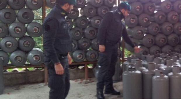 Depositi abusivi di bombole | Sequestro della Finanza
