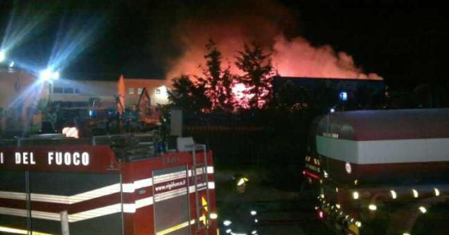 Incendio in un deposito-dormitorio |Pompieri in azione da stanotte