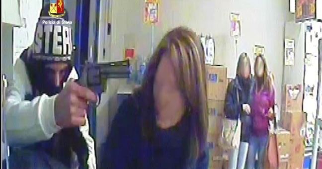 Sfuggito alla cattura dopo rapina |Ventenne fermato dalla polizia
