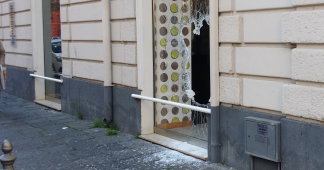 Vetrata mandata in frantumi | assalto a negozio di via Umberto