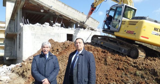 In azione le ruspe del Coime | Demolito immobile abusivo