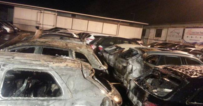 Incendio in parcheggio privato |Sei auto distrutte dalle fiamme