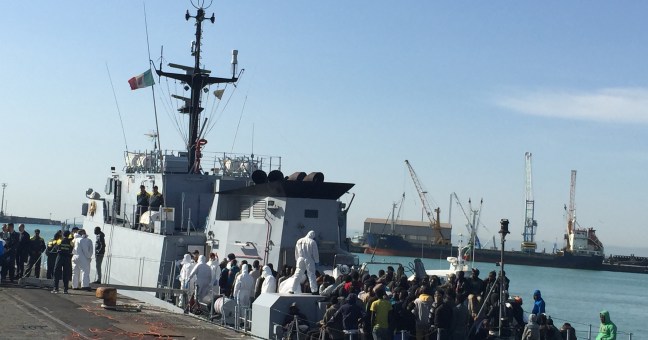 Sbarchi, Guardia di Finanza |ferma due presunti scafisti