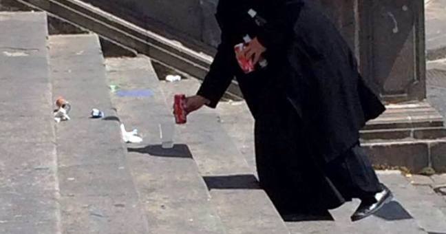 Piazza invasa da rifiuti |Il parroco diventa netturbino