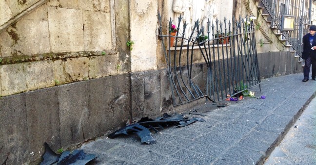 Automobile contro l’altarino |L’incidente in via di Sangiuliano