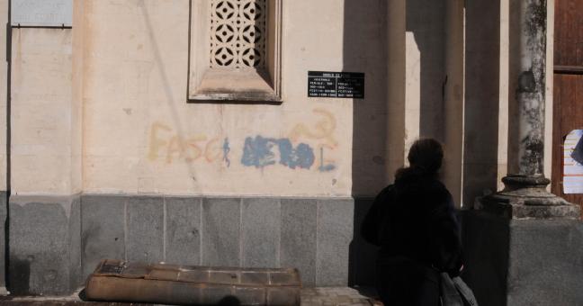 Imbrattata la chiesa dove avrà | luogo la messa per Mussolini