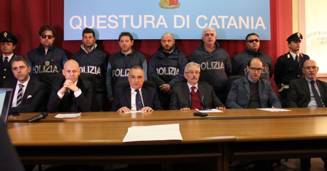 La cattura del superlatitante |Plauso di politica e società