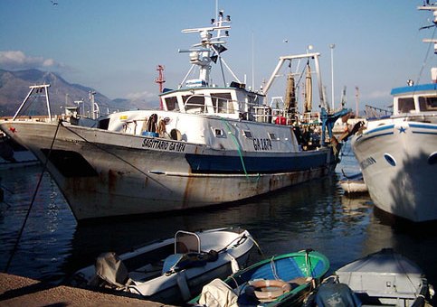 Peschereccio sequestrato dai libici | La Marina lo libera