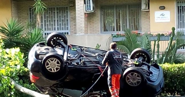 Incidente in circonvallazione |Automobile si ribalta
