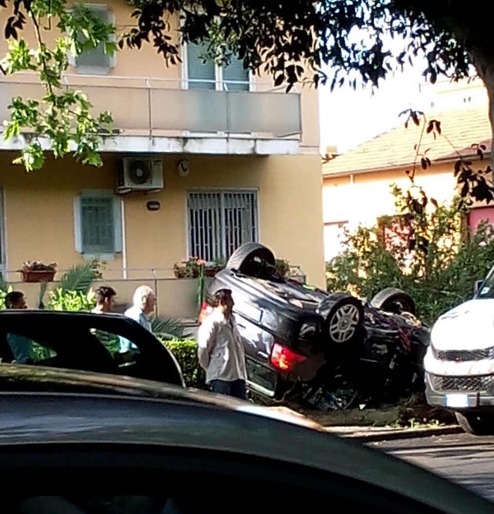 Auto si ribalta e finisce contro un palo. Le foto