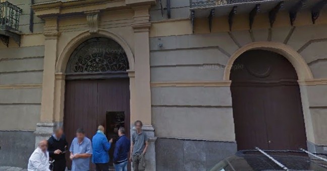 Assessorato attività sociali | Porta bloccata con legno e colla