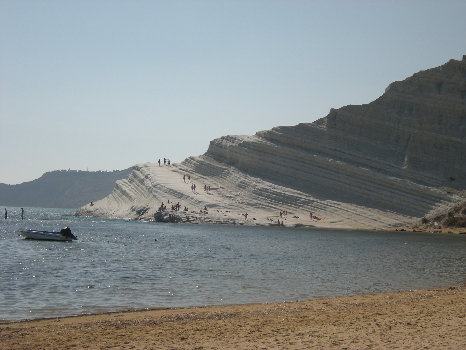 L Assalto Di Bagnanti E Turisti Ma La Scala Dei Turchi E Off Limits Live Sicilia