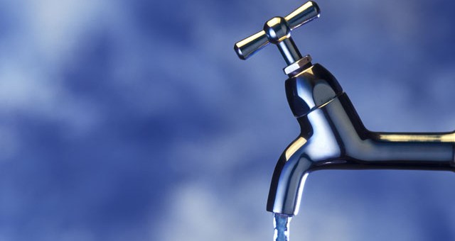 Acqua gialla dai rubinetti| Scatta la polemica a Lipari