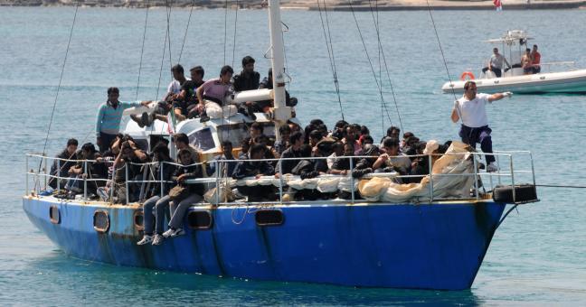 Spari contro gommone di migranti | Un ferito, giallo su una vittima