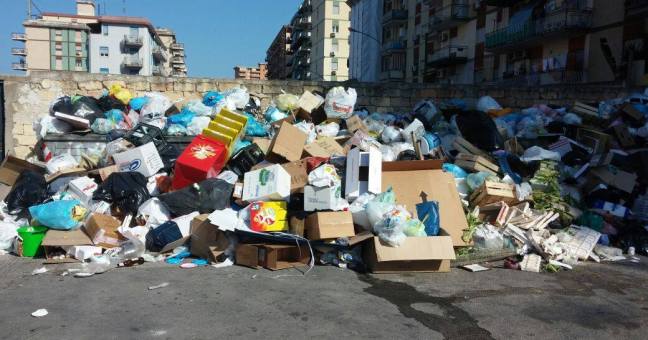 “Rifiuti invadono le strade| Sono indignata”