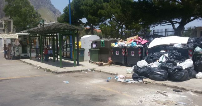 Rifiuti anche a Mondello| “Qualcuno intervenga subito”