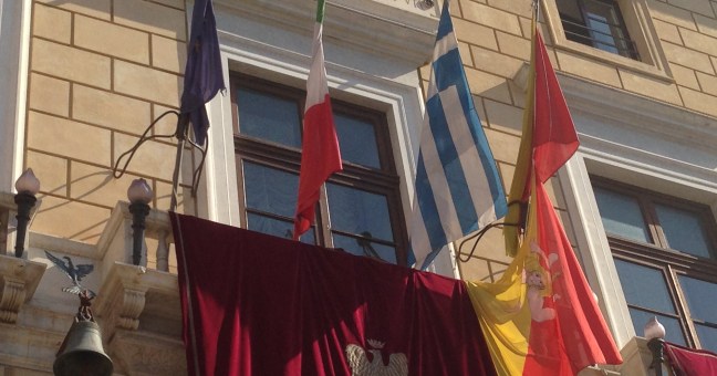 Esposta a Palazzo delle Aquile| una bandiera della Grecia