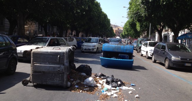 Rifiuti, alta tensione a Palermo | Cassonetti rovesciati