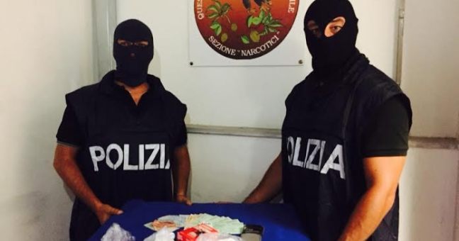 “Spaccia ai domiciliari”| Cocaina nascosta in frigo: arrestato