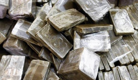 Peschereccio fermato al largo | A bordo 6 tonnellate di droga