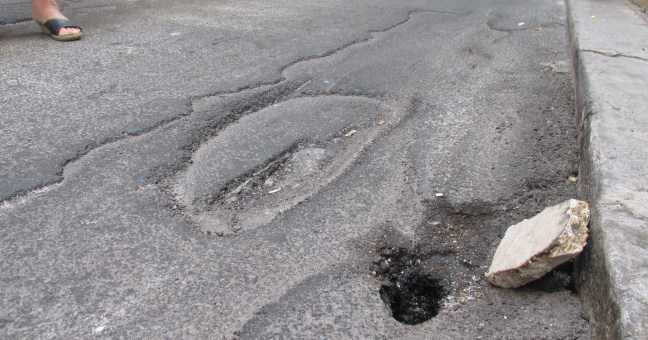 “Via Filippone, asfalto da rifare| Si elimini la discarica”
