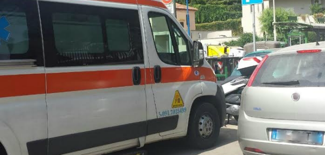 Auto si ribalta a Mondello | Illesa la donna al volante