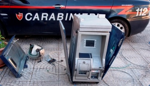 Sradicano la cassa del distributore |Carabinieri arrestano tre uomini