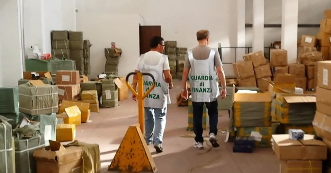 Maxisequestro di merce contraffatta |Nei depositi 600 mila falsi