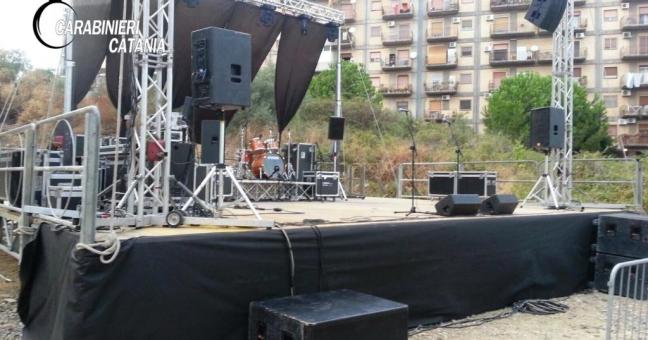 Il concerto per il boss |Palco rimosso, scattano le denunce