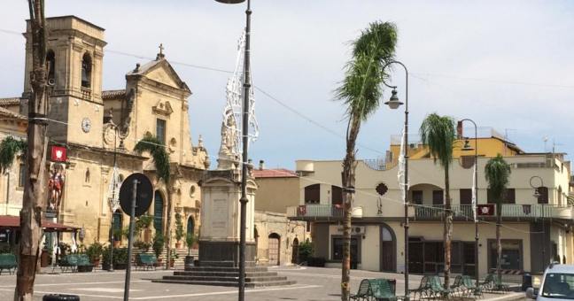 A piazza Umberto I |tornano le palme