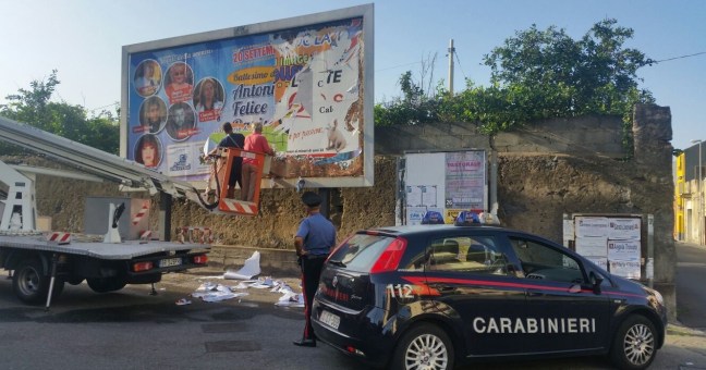 Il battesimo è “cosa nostra” | Carabinieri rimuovono i manifesti