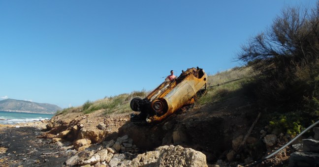 I vigili rimuovono la carcassa| Oltre 5mila le auto abbandonate
