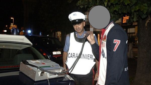 Lancia pietre ai carabinieri |durante un posto di blocco