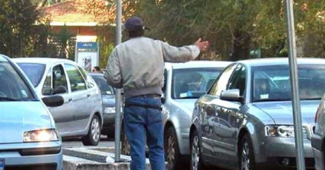 Lungomare, denunciato |posteggiatore abusivo