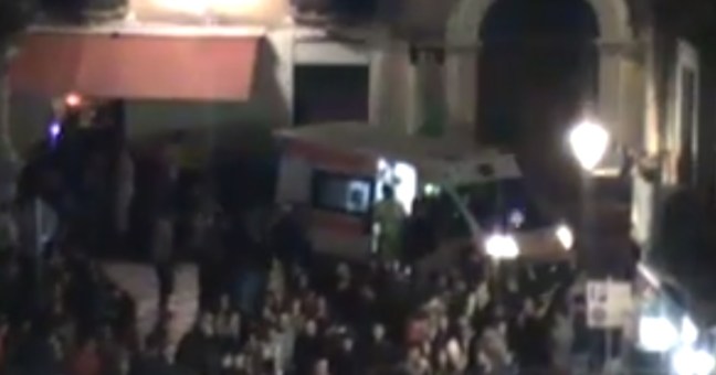 L’ambulanza resta bloccata |E’ caos nelle vie della movida
