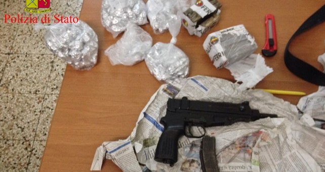 Roccaforte di armi e droga |Mitra nascosto in controsoffitto