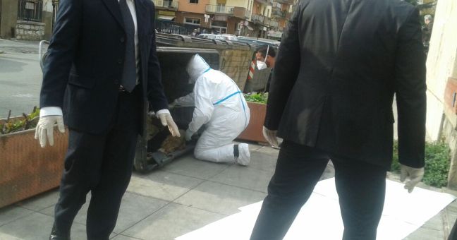 Abbandonò la figlia nel cassonetto | La Cassazione: “No al carcere”