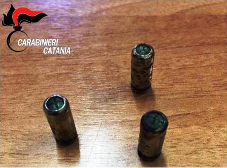 Donna contesa tra romeni: | colpi di pistola contro connazionali